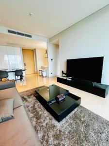 For RentCondoWitthayu, Chidlom, Langsuan, Ploenchit : 2BR/2BA Sindhorn Residence | 31th Floor, 112 sq.m. | 140K Baht/Month