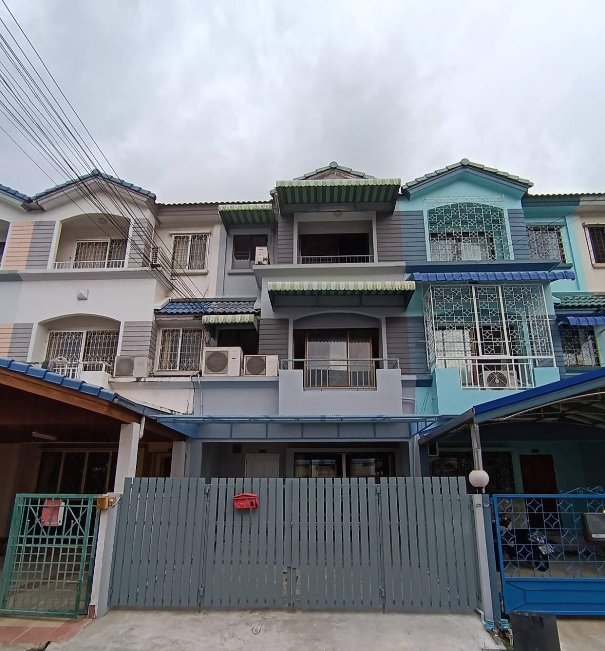 For RentTownhouseLadkrabang, Suwannaphum Airport : Townhouse for rent, 3 floors, Baan Klang Muang project, Soi Phra Ram 9 43, can register a company, near The Nine shopping mall, near Suvarnabhumi Airport, can enter and exit via many routes