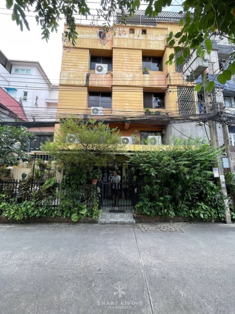 For SaleRetailLadprao, Central Ladprao : For sale: Famous Italian restaurant business for over 30 years, including assets, 4-storey building and employees, can continue the business immediately, has 4 bedrooms.