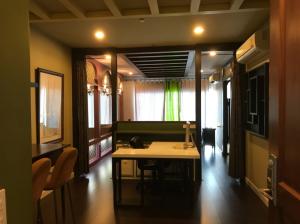 For RentCondoRatchathewi,Phayathai : Condo for rent: The Complete Ratprarob, approximately 700 meters from BTS Victory Monument.