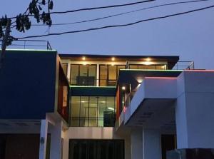 For RentHouseSukhumvit, Asoke, Thonglor : For Rent Pool Villa, 3-storey detached house, newly built, in the heart of the city, Soi Sukhumvit 62, Modern Luxury, swimming pool in the middle of the house / very good location, near BTS Bang Chak / for living or Home Office