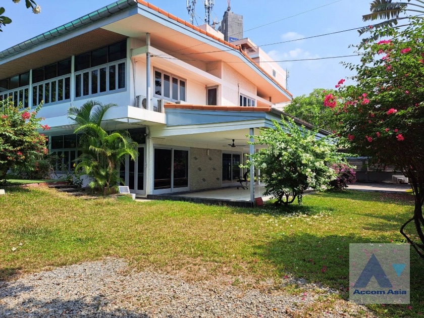 For RentHouseRatchadapisek, Huaikwang, Suttisan : Private Swimming Pool | 4 Bedrooms House for Rent in Ratchadapisek, Bangkok near MRT Phetchaburi (AA40803)