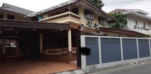 For RentHouseRatchadapisek, Huaikwang, Suttisan : House for rent or Home Office near MRT Sutthisan and MRT Huai Khwang, parking space for 3 cars in the house, 80 sq.w., area over 200 sq.m., 5 bedrooms, 5 bathrooms, 7 air conditioners, 2 living room sets, 5 beds, 1 gas stove, 6-seat dining table, 1 refrig