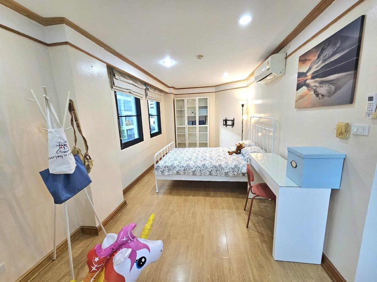 For RentCondoSukhumvit, Asoke, Thonglor : Baan Suksan (Asok, owner rents out) next to SWU and Satit, new furniture, 2 parking spaces, room size 100 sq m., 2 bedrooms, 2 bathrooms