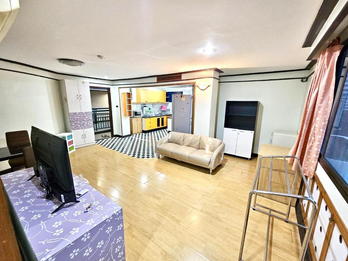 For RentCondoSukhumvit, Asoke, Thonglor : Hot Deal (Asok, owner is renting) next to SWU and Demonstration School, new furniture, complete electrical appliances