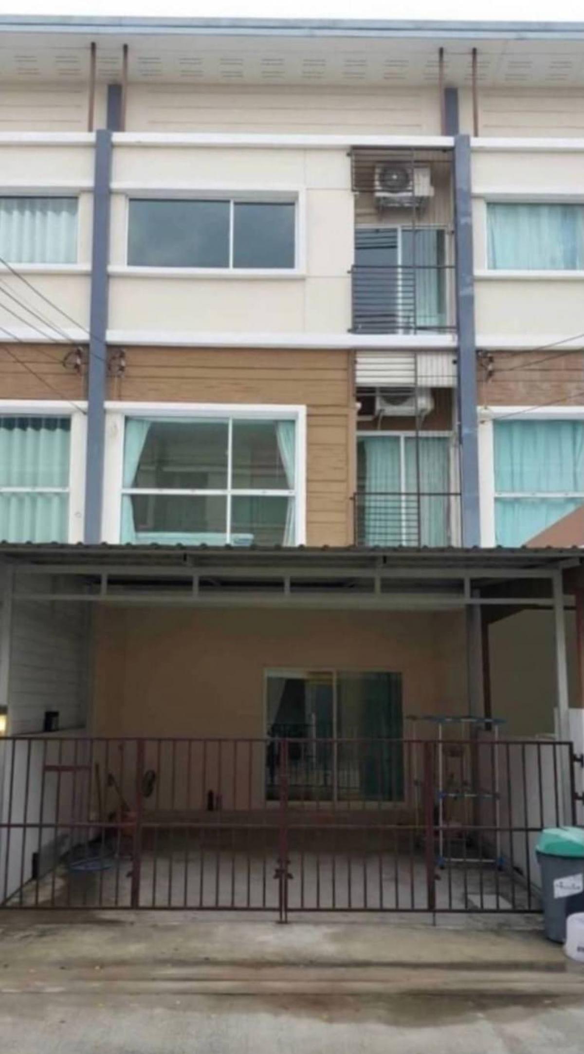 For RentTownhousePattanakan, Srinakarin : #Townhouse for rent, 3 floors ✅😻Pets allowed, pet friendly *Good location, multiple entrances and exits, both Soi On Nut 39, Srinakarin Road, Phatthanakan 38