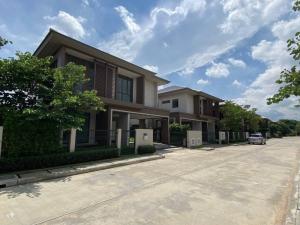 For RentHousePattanakan, Srinakarin : 🏡2-story detached house for rent, Burasiri Krungthep Kreetha, 4 bedrooms, 4 bathrooms, 1 Thai kitchen, 1 Western kitchen.