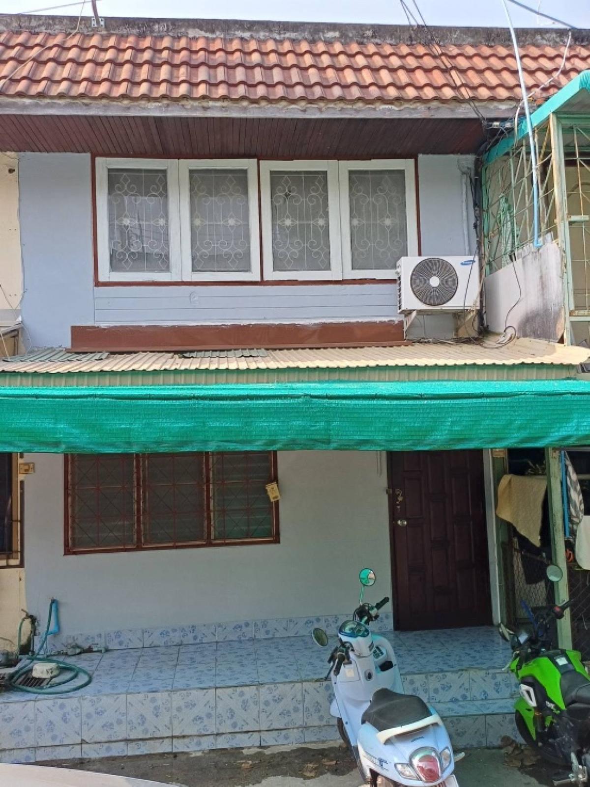 For SaleHouseNakhon Sawan : Cheap house for sale in the bus station center, Nakhon Sawan Province. Contact Khun Thip at 092-4796356 ID: ttpp8888