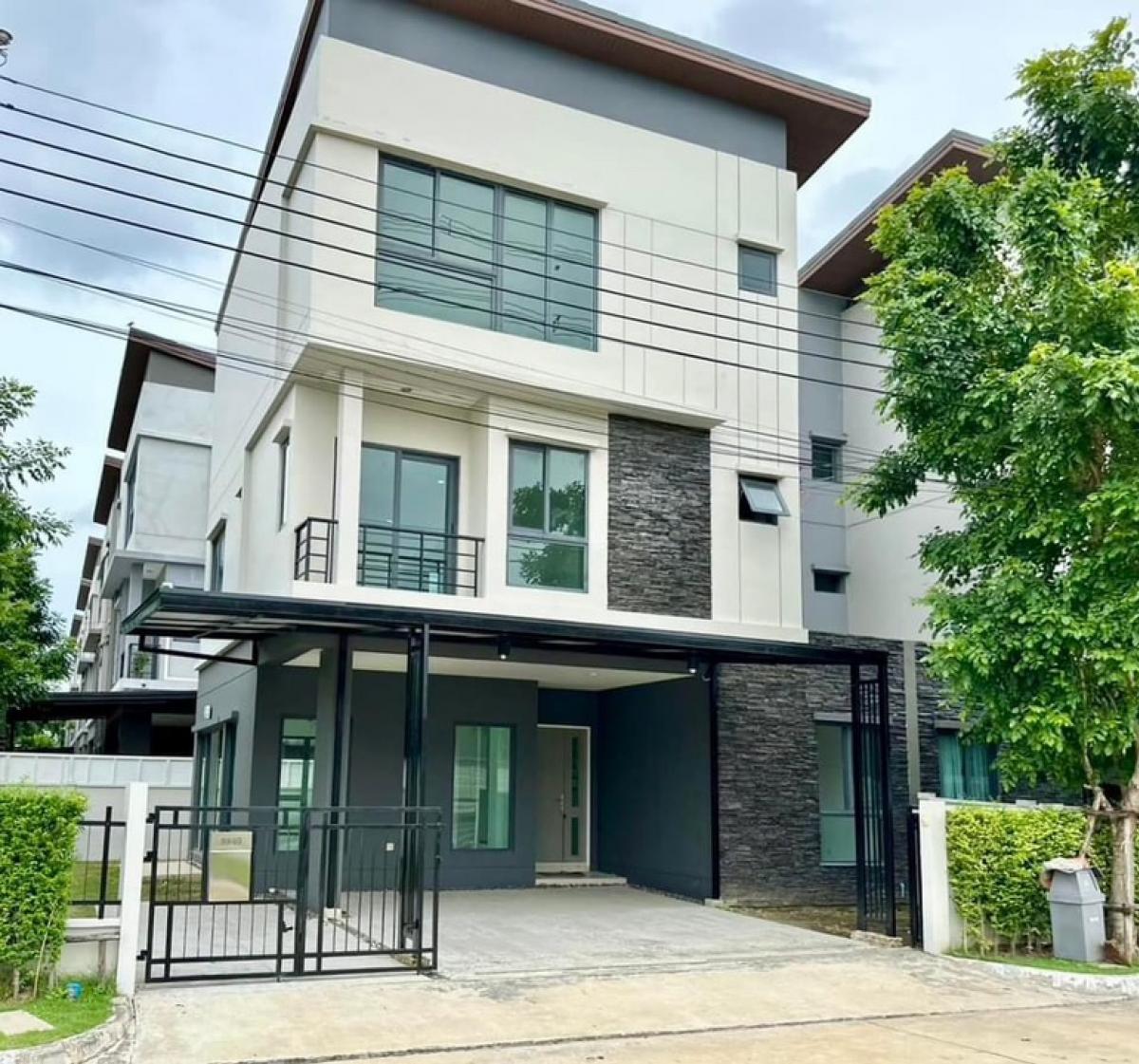 For SaleHouseMin Buri, Romklao : Baan Klang Muang 𝗧𝗵𝗲 𝗘𝗱𝗶𝘁𝗶𝗼𝗻 Rama 9 - Krungthep Kreetha, luxury 3-storey twin house, corner plot, garden view in front of the house