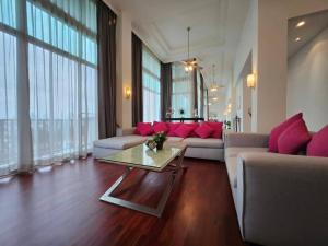 ให้เช่าคอนโดสาทร นราธิวาส : Sathorn Penthouse for rent 4 Beds 350 Sqm. Fully Furniture Ready to move in