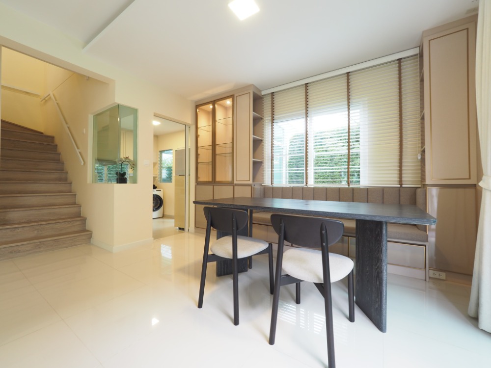 For RentHouseBangna, Bearing, Lasalle : #Single house for rent Vilagio (2) Srinakarin-Bangna #House in front of the garden, beautifully decorated, ready to move in #Near Mega Bangna 5 minutes There is a maids room and a guest house with an EV Charger.