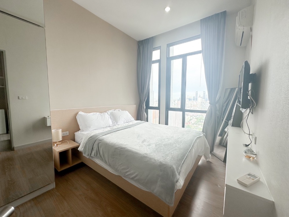 For RentCondoRatchathewi,Phayathai : 💥Urgent room for rent The Capital Ratchaprarop-Vibha💥 1 bedroom, 1 bathroom, high floor, very beautiful view, ready to move in, rooms go very fast, if interested, please contact us.