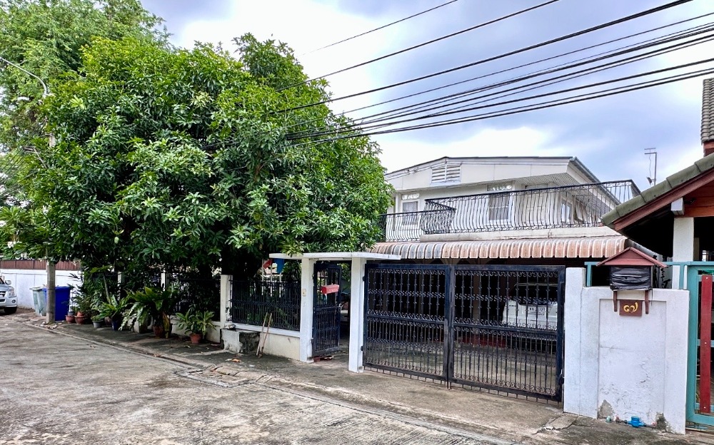 For SaleHousePattanakan, Srinakarin : For sale, Seri Village, 84 sq.wa., Rama 9 Soi 58, large detached house, good structure, well maintained, 4 bedrooms, convenient transportation