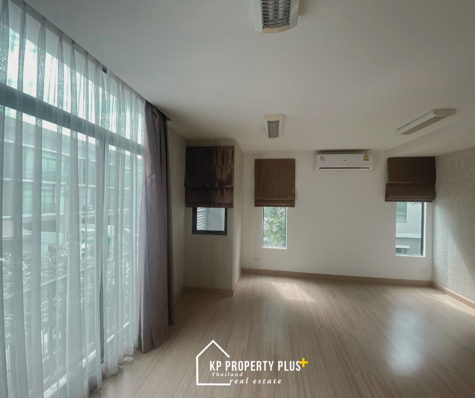 For RentTownhouseChaengwatana, Muangthong : ✔️* For rent*✔️√ 3-storey townhouse, Pruksa Ville 65/2, Sri Saman, corner house, very suitable for an office. ☀️The house is next to Robinson Sri Saman shopping mall, convenient to travel, beautiful and ready to move in.