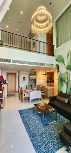 ขายคอนโดสาทร นราธิวาส : The Empire Place: 2bed 2bath Duplex 108.9sqm. 18,500,000 Am: 0656199198