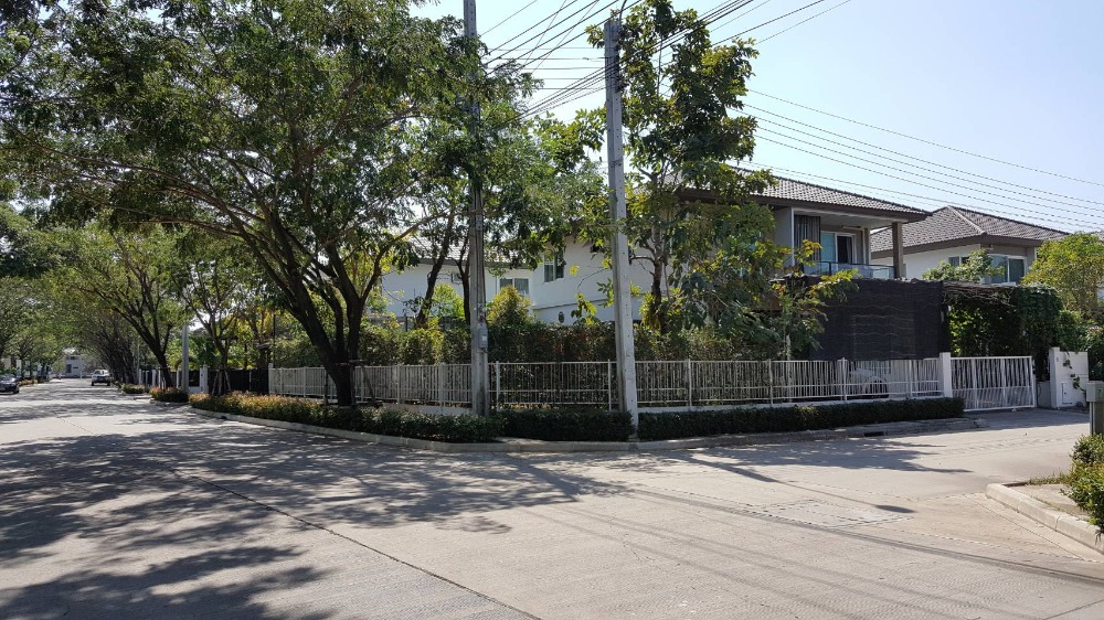 For SaleHouseNawamin, Ramindra : Single house for sale with 74 square wah land in the Chaiyapruek Village project, Phraya Suren 30, the largest house in the village.