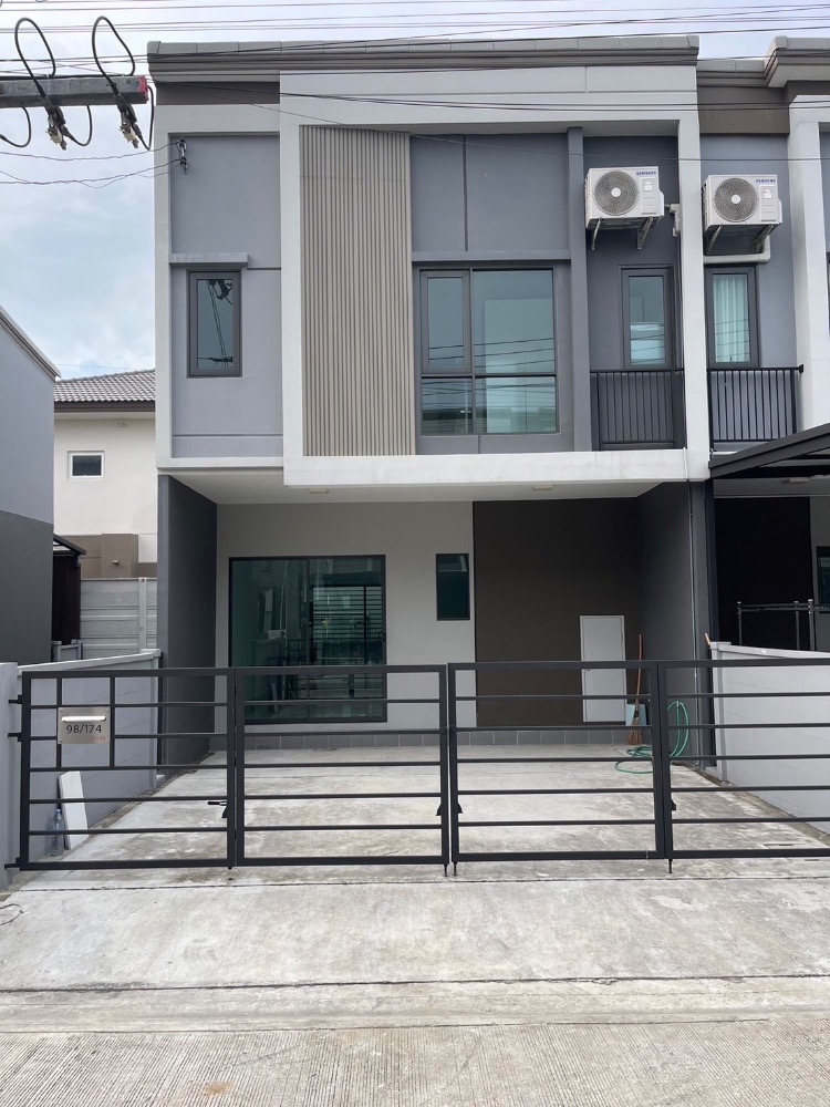 For RentHousePathum Thani,Rangsit, Thammasat : Corner unit, private ++2-storey townhouse for rent, Grand Pleno Phahon Yothin-Vibhavadi!!**++