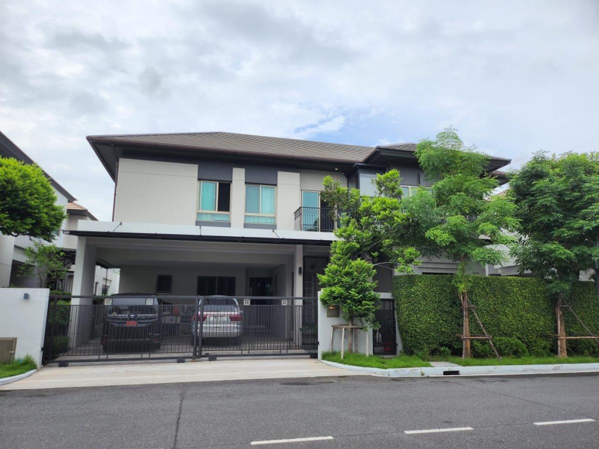 For RentHousePattanakan, Srinakarin : 2-storey house in Grand Bangkok Boulevard Srinakarin Village. The house is on the main road, the frontage is 12 meters, the area is 82 sq m. There is a glass elevator, 4 bedrooms, 4+1 (maid), 1 bathroom, 1 work room (ground floor), 1 kitchen, parking for