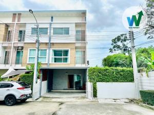 For SaleTownhousePattanakan, Srinakarin : Townhouse for sale near the BTS, Villette City, Phatthanakan, On Nut 39, end unit, lots of parking, new condition, extension, ready to move in, near Ekkamai, Thonglor