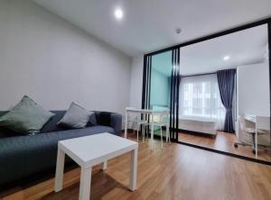 For RentCondoOnnut, Udomsuk : For rent: Regent Sukhumvit 81, wide front room, complete electrical appliances and furniture, near BTS On Nut and shopping malls, multiple entrances and exits, price 10,000 baht.