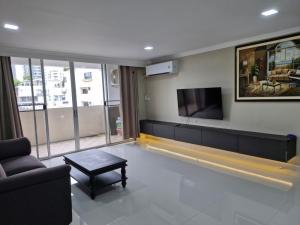 ให้เช่าคอนโดสุขุมวิท อโศก ทองหล่อ : LTH10703–D.S.Tower II FOR RENT 3 beds 2 baths size 150 Sq.m. Near BTS Phrom Phong Station ONLY 60k/month