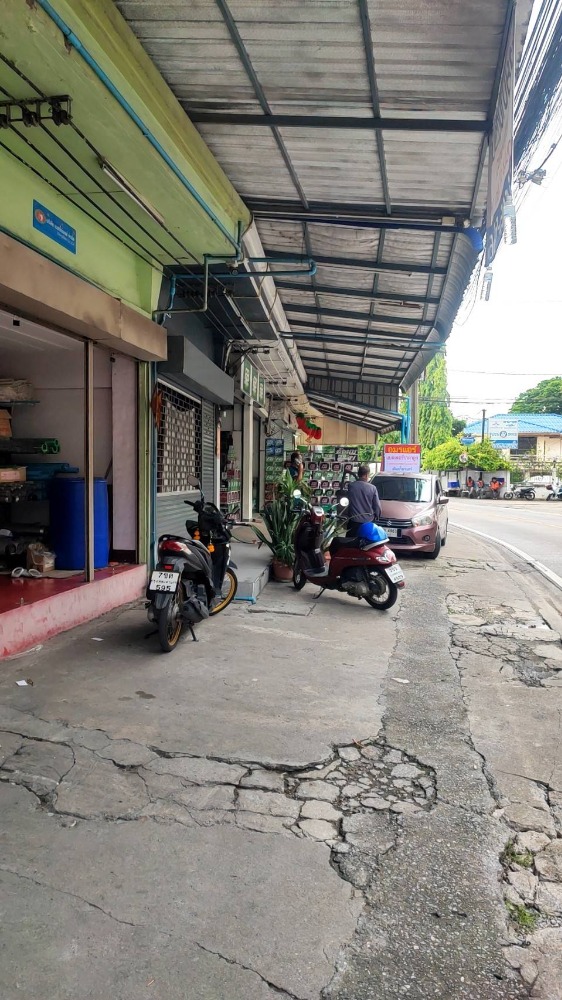 For SaleShophousePattanakan, Srinakarin : Urgent sale, Phatthanakan 20 building, 3 units on the road, very good condition, lots of usable space, can park 4 cars.