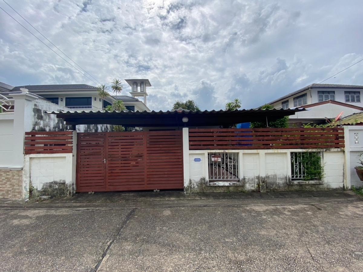 For SaleHouseOnnut, Udomsuk : Urgent sale, land with house, good location, Soi On Nut 17, Intersection 16, through to Phatthanakan Road, near Panya Village