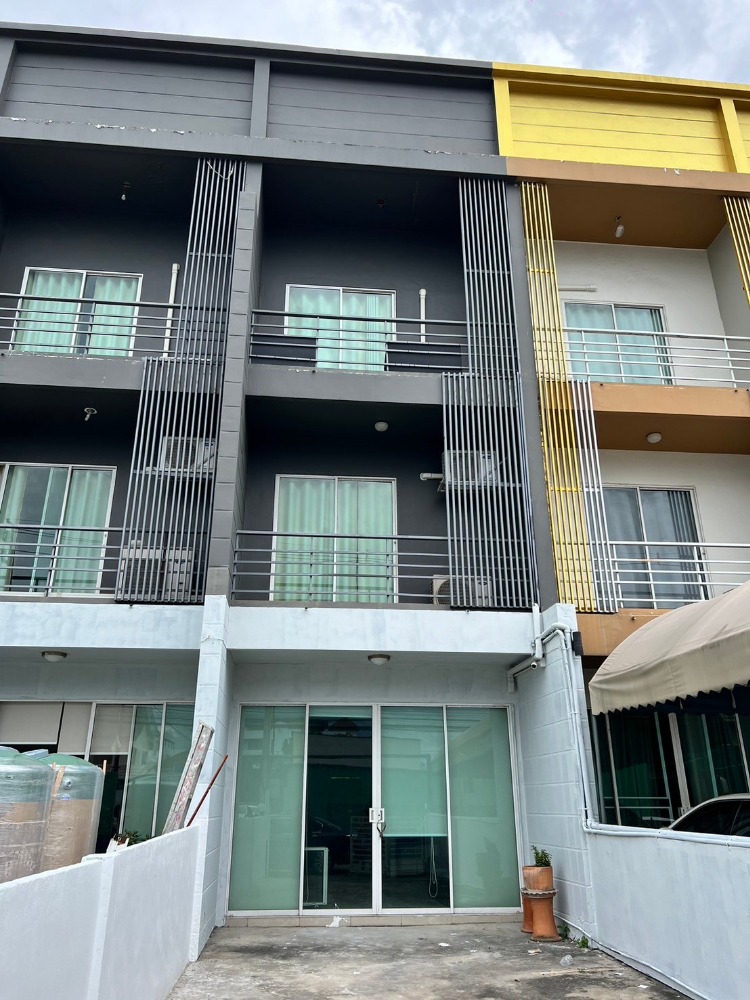 For RentTownhouseChaengwatana, Muangthong : Townhouse can be used as an office, 4 bedrooms, 3 bathrooms, near Dhurakij Pundit University, air conditioning in every area, Soi Chin Khet