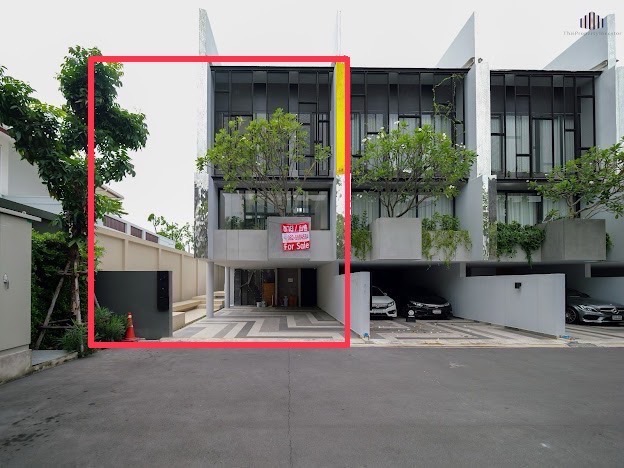 For SaleTownhousePattanakan, Srinakarin : For Sale Baan Puripuri Courtyard Pattanakarn, 3-Story Townhome with Private Courtyard, 48.4 Sq.wah, in Soi Pattanakarn 32 - Very Convenient Location! Urgent Sale!