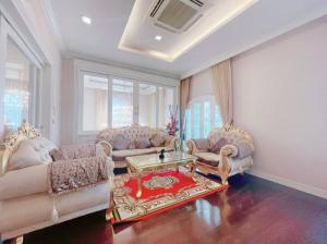 For RentHouseBangna, Bearing, Lasalle : 💥💥 Rent a house in the Narasiri Bangna project. Beautiful house, luxuriously decorated, convenient transportation.