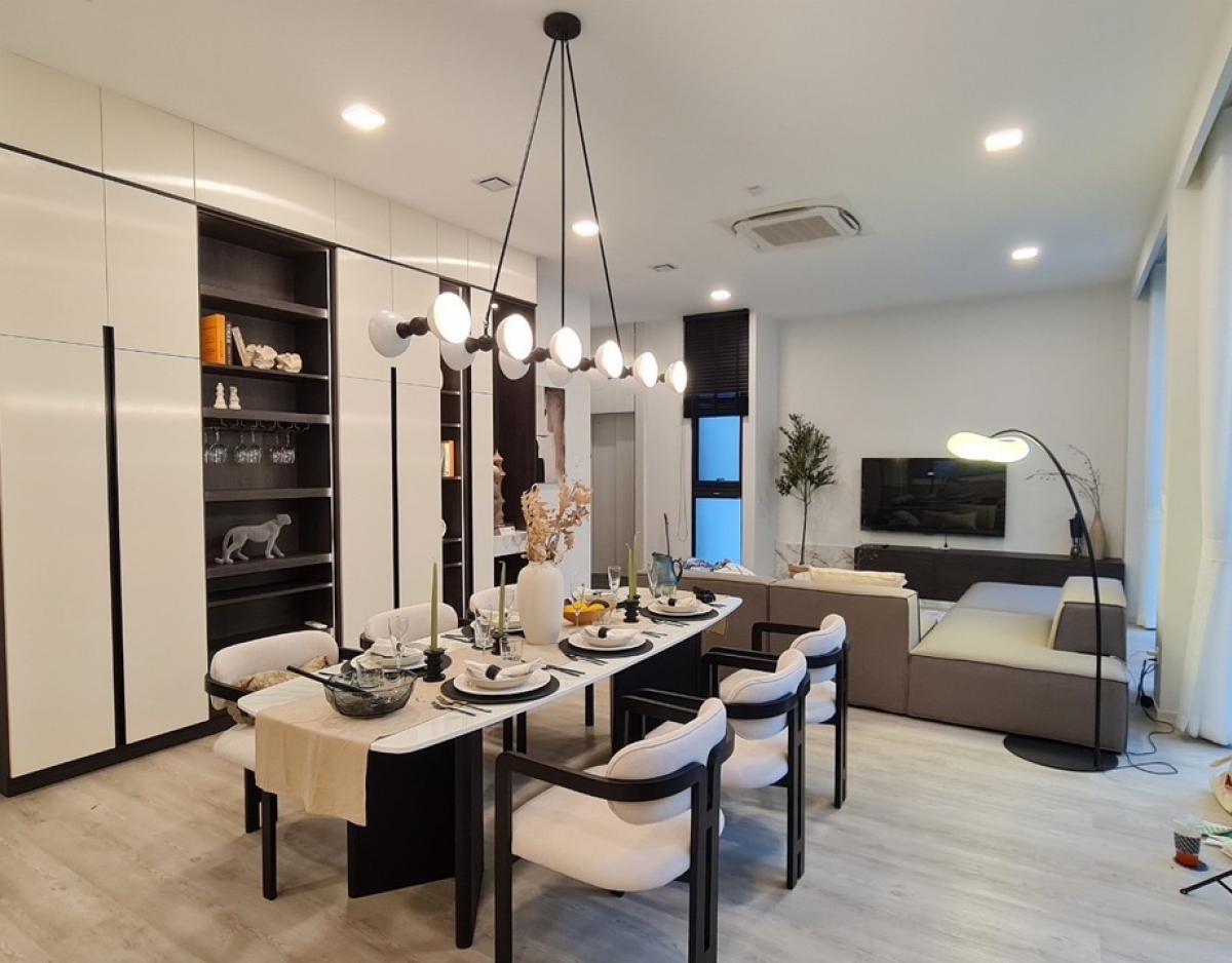 For RentHousePattanakan, Srinakarin : 🌟For Rent: Brand-New Detached House VIVE 2, Krungthepkreeta. 
This brand-new, three-storey detached house features 4 bedrooms and 5 bathrooms.Fully furnished with luxury design and decor.🔑Rental Fee: 340,000 THB/Month