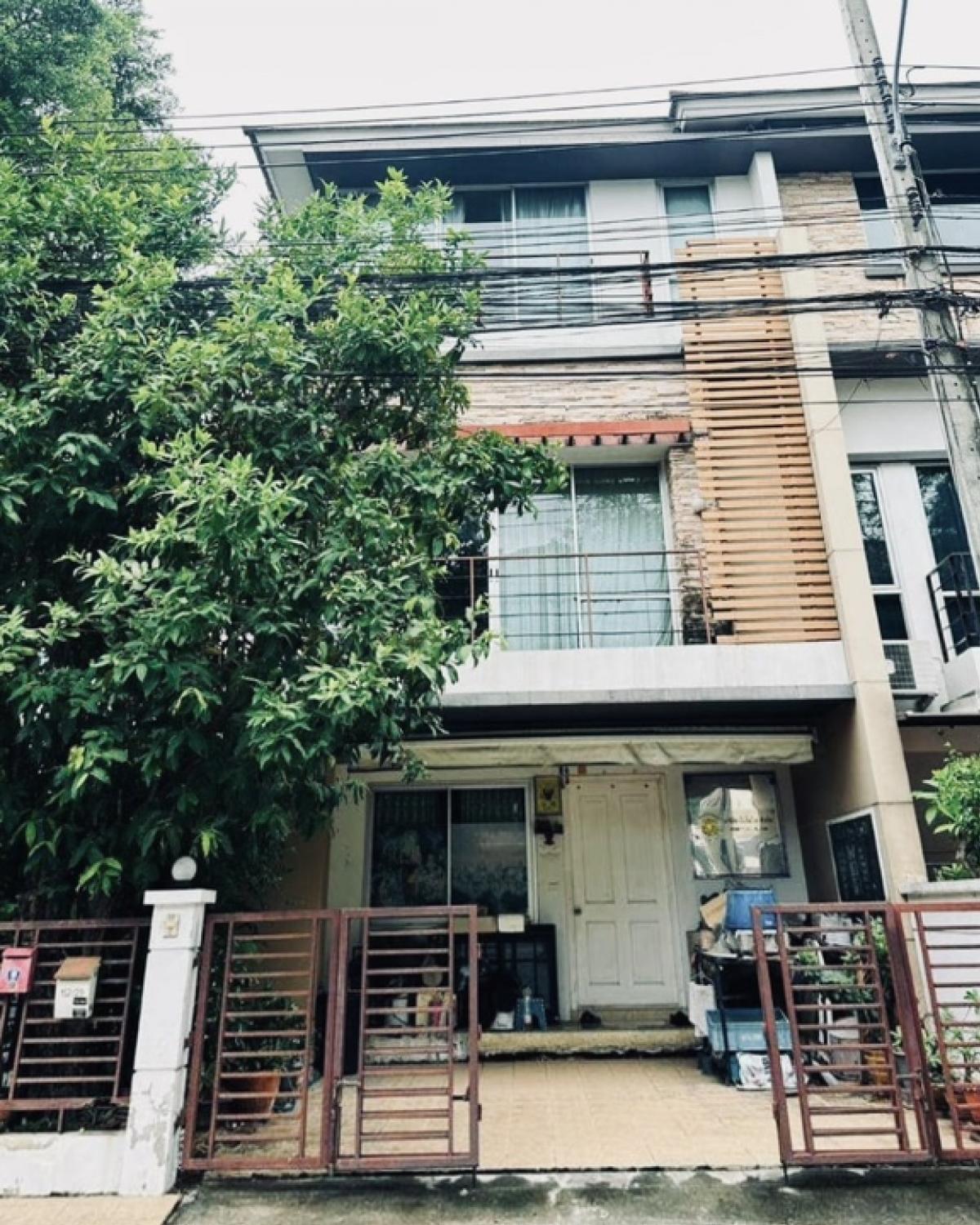 For SaleTownhousePattanakan, Srinakarin : Townhouse for sale, 3 floors, Plus City Park project, Srinakarin-Suan Luang, Chaloem Prakiat Road, Rama 9, Nong Bon Subdistrict, Prawet District, Bangkok (corner house)