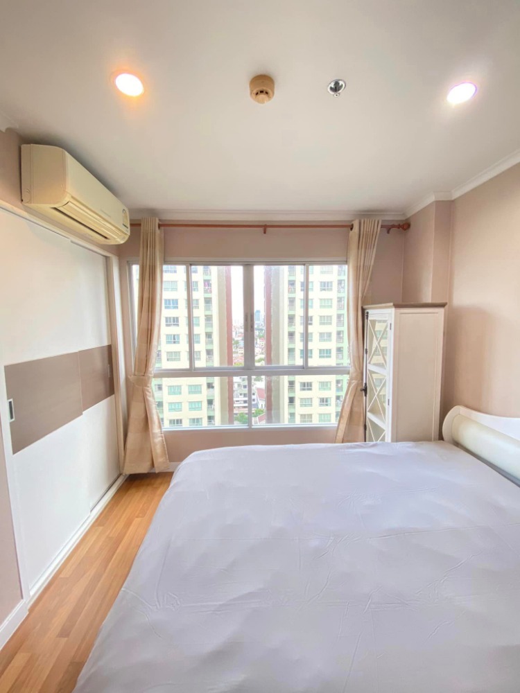 For RentCondoKasetsart, Ratchayothin : LUMPINI PLACE RATCHAYOTHIN, first building, large common area, BTS station in front of the condo, 10,000 baht