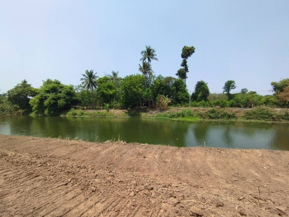 For SaleLandSuphan Buri : Beautiful land for sale along the Sam Chuk Suphan River, already filled in, 3 rai, can be sold separately.