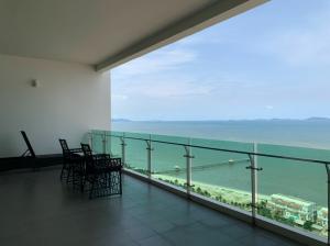 For SaleCondoPattaya, Bangsaen, Chonburi : Urgent sale, Casalunar Paradiso Condo, SALE CASALUNA PARADISO CONDO, convenient transportation, good location