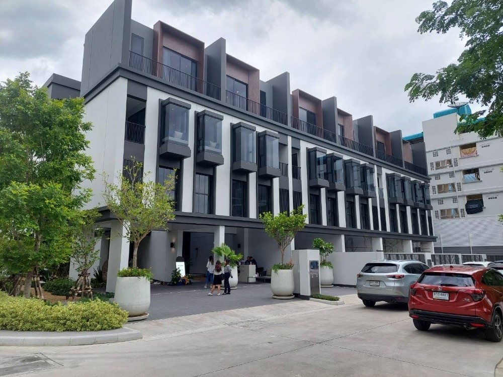 For SaleTownhouseSeri Thai, Ramkhamhaeng Nida : Milford Ladprao - Ramkhamhaeng, 3.5-storey luxury townhome, potential location, accessible via 3 main routes: Ladprao 112 - Ramkhamhaeng 53 - Town in Town, starting at 18 million baht*