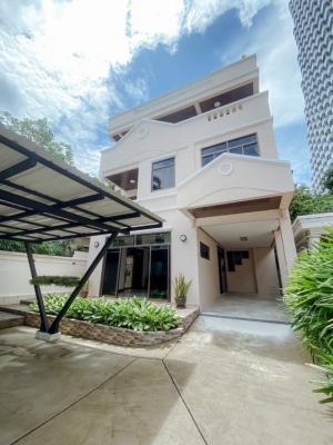 ให้เช่าบ้านนานา : For Rent Classic Detached House 3 Storey with Rooftop on Soi Sukhumvit Nana, Welcome Pet-friendly