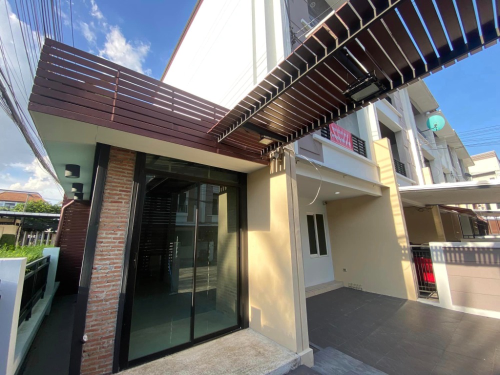 For SaleTownhouseYothinpattana,CDC : 👉 Townhouse for Sale, Baanklangmueng S-Sense Rama 9-Ladprao corner unit near clubhouse and near MRT Ladprao 71