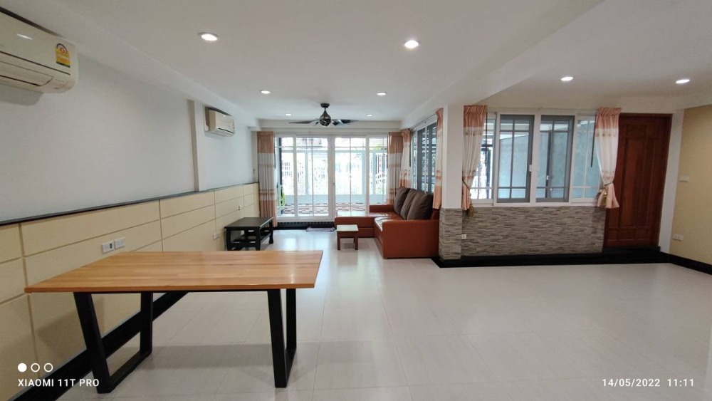 For RentTownhouseSukhumvit, Asoke, Thonglor : 2-storey townhouse, usable area approximately 160 square meters, 3 bedrooms, 2 bathrooms, fully furnished, approximately 10-15 minutes walk from BTS Thonglor.