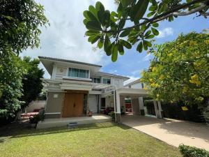 For RentHouseLadkrabang, Suwannaphum Airport : For rent, 2-storey detached house, Home Place The Park project, Wongwaen-On Nut Road, 3 bedrooms, 3 bathrooms, air conditioning, some furniture, rental price 38,000 baht, area 98 square wah