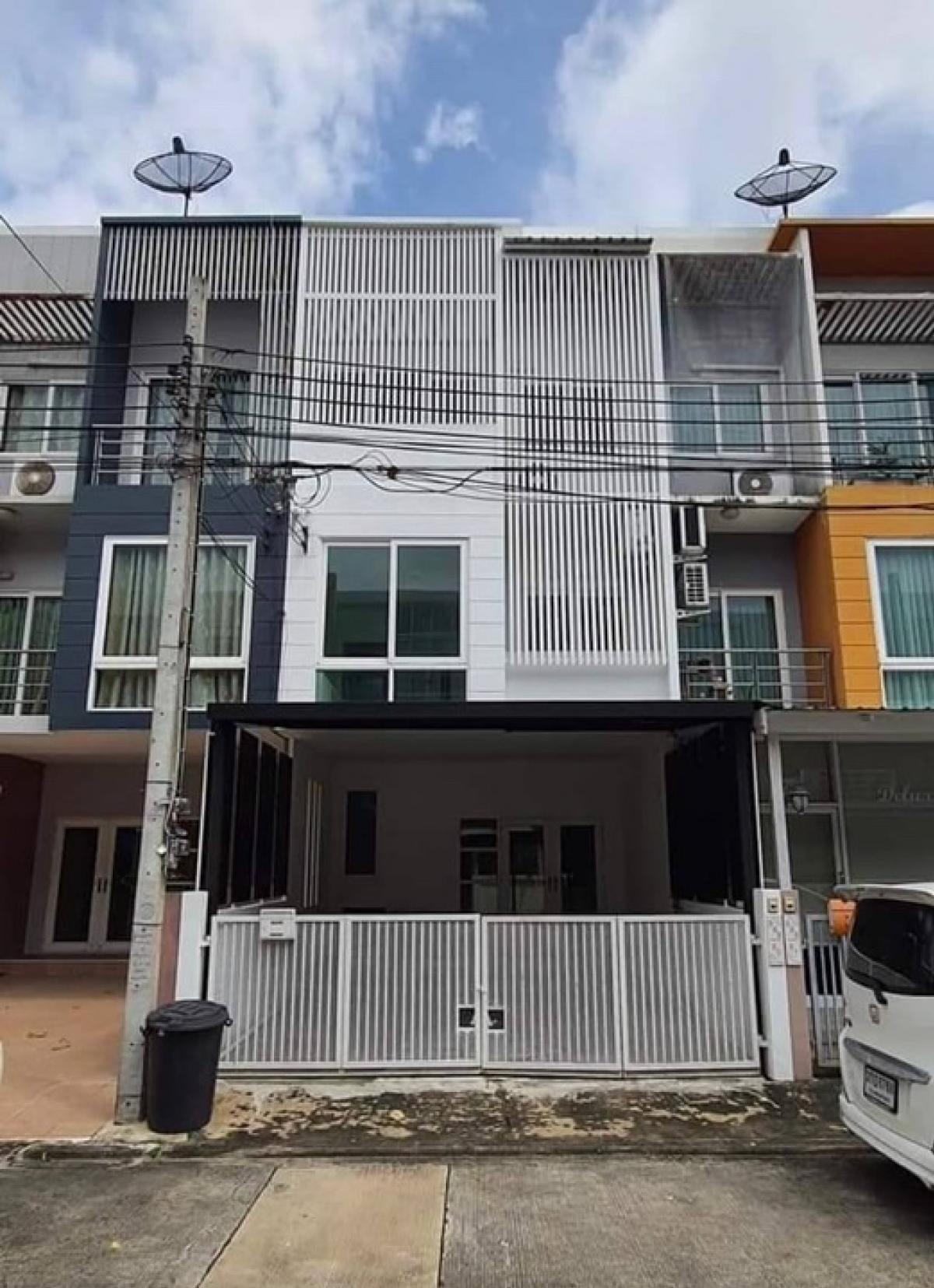 For RentTownhouseNawamin, Ramindra : 25,000.- Rent/Sale 3-storey townhouse near Bang Chan BTS, Fashion Island, Greenwich Village, Ram Intra, project on the main road, next to Makro Ram Intra