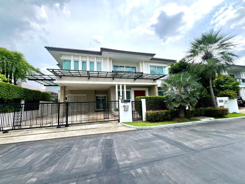 For SaleHousePattanakan, Srinakarin : Single house for sale, Grand Bangkok Boulevard Rama 9 - Srinakarin project, near Rama 9 Expressway, next to Wellington School International School.