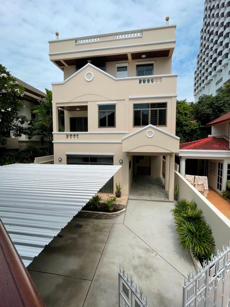 For RentHouseNana, North Nana,Sukhumvit13, Soi Nana : Single house for rent in the heart of the city, Sukhumvit 4, Soi Samahan intersection, close to the BTS, newly renovated for rent, ready to move in