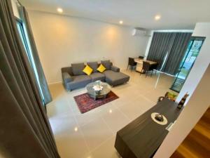 For RentTownhousePattanakan, Srinakarin : Townhouse for rent, 3 floors, Patio Srinakarin - Rama 9, beautiful, good location, some furniture, near Stamford University. Interested, add Line @841qqlnr