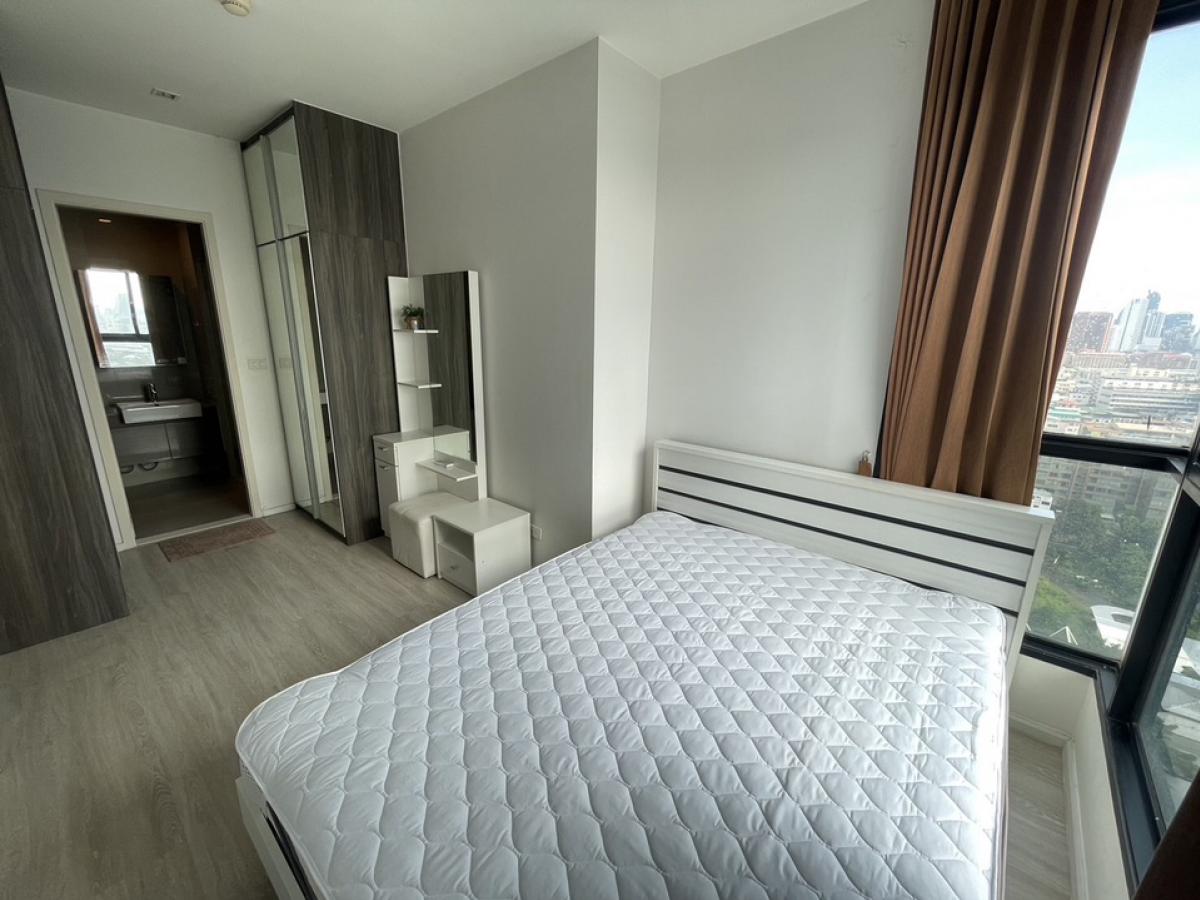 For RentCondoRatchadapisek, Huaikwang, Suttisan : Condo for rent, Quin Ratchada Soi 17, front building, Building A19th floor, roomCorner room, Baiyoke - Kasikorn view, 1 bedroom, fully furnished, 18,000 baht, contact 086-326-1137, near Central Rama 9.