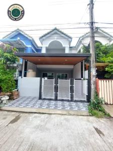 For SaleTownhouseNawamin, Ramindra : 2-storey townhouse, Baan Phatthanasiri Village, Khubon 50, along Khlong Song, Safari World, Fashion Island, Pink Line, Km. 8, Bang Chan, Promenade, Big C, Lotus, Min Buri, Makro, Max Value, Hathai Mit Market, Min Buri Market, Sinphaet Hospital, Nawamin 9 