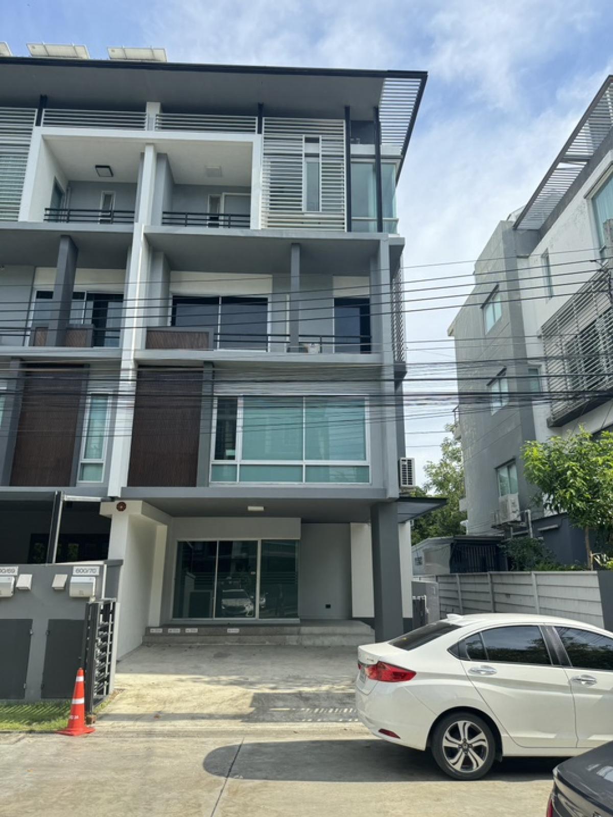 For RentTownhouseRatchadapisek, Huaikwang, Suttisan : ⛳️ Home office B Square B Square Rama 9, Mengjai, Sahakon Pramul Soi, near SISB School✨ Vacant and ready to move in