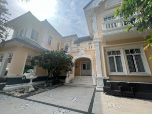 For SaleHouseKaset Nawamin,Ladplakao : Near Ekkamai Thonglor 5-bedroom luxurious house