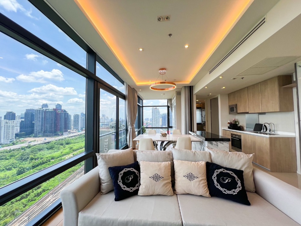 For SaleCondoRama9, Petchburi, RCA : Experience a spectacular 5-star panoramic view with a 180-degree angle, the only unit of its kind in the project! For sale: Circle 2 Living Prototype condominium, just 700 meters from MRT Phetchaburi.