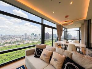 For SaleCondoRama9, Petchburi, RCA : Experience a spectacular 5-star panoramic view with a 180-degree angle, the only unit of its kind in the project! For sale: Circle 2 Living Prototype condominium, just 700 meters from MRT Phetchaburi.